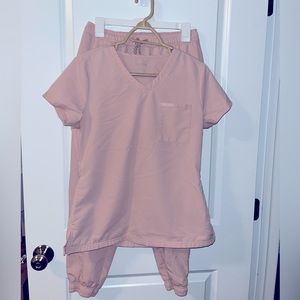 Jaanuu SCRUB SET in blushing pink